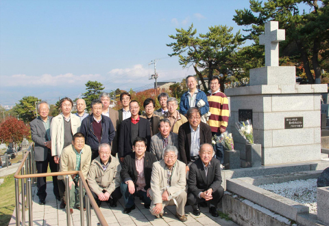 大場先生の眠るカトリック共同墓地にて<br />
<br />
<br />
<br />
　また今回の同期会では、プレ・イベントとして当日午後３時から同期生で現在JAZZ奏者として活躍中の浜田均君のジャズライブを函館市内のカフェレストランにて開催し、同期生を始め多くの市民の方にも楽しんでいただきました。