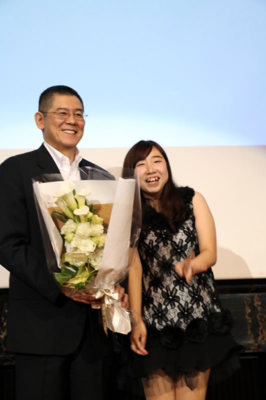 中1の大山祐志郎君の姉・紗季さんより花束贈呈