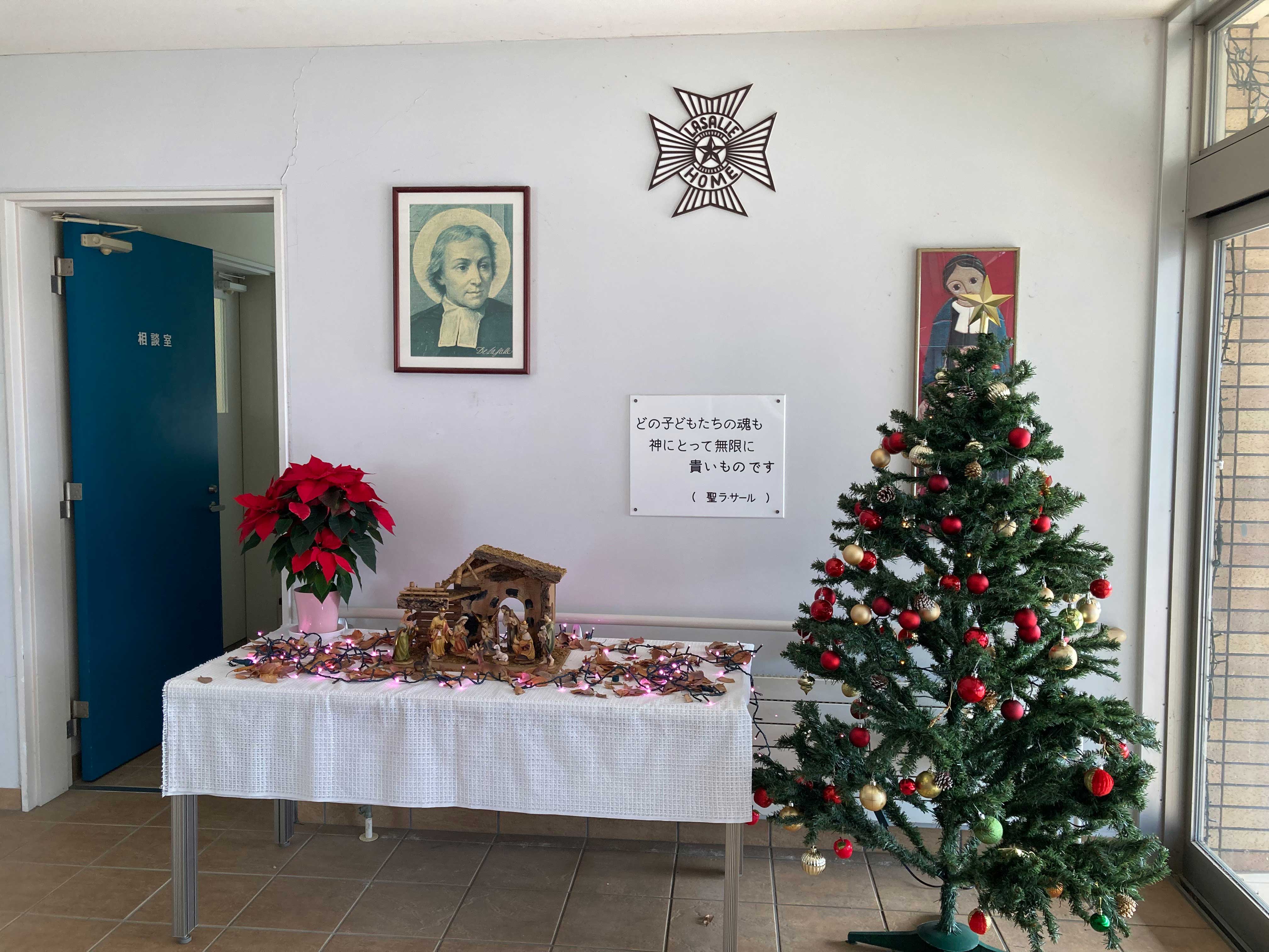 ラ・サールホーム玄関　クリスマスデコレーション
