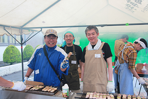 PTA函館支部で焼き鳥を販売する同窓会役員の和根崎さん（右）